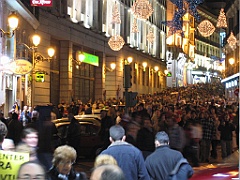 106 - Foule dans la rue